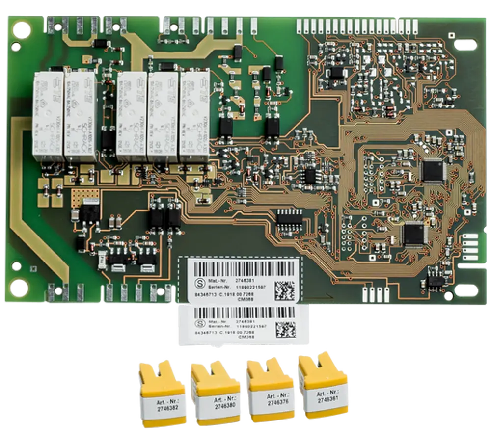 PCB mit mehreren Relais und Anschlusssteckern, Teil eines Wolf-Systems. Sichtbare Bauteile in organischer Anordnung. Zusatzstecker für Anschlüsse im Lieferumfang enthalten.